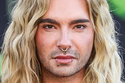 Bill Kaulitz blickt mit ernster Miene in die Kamera. Bisher hatte er kein großes Glück in der Liebe.