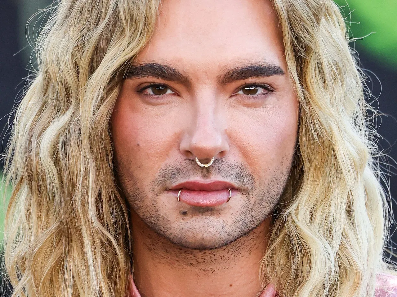 bill-kaulitz-liebe-herzschmerz-imago778486171 Bill Kaulitz blickt mit ernster Miene in die Kamera. Bisher hatte er kein großes Glück in der Liebe. - Foto: IMAGO / Avalon.red / Xavier Collin Avalon