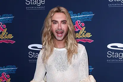 Bill Kaulitz guckt mit offenem Mund in die Kamera.