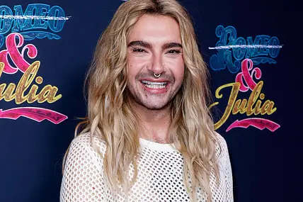 Bill Kaulitz lacht in die Kamera: Ob ernst oder Spaß – Bill spricht offen über Trash-TV-Pläne.