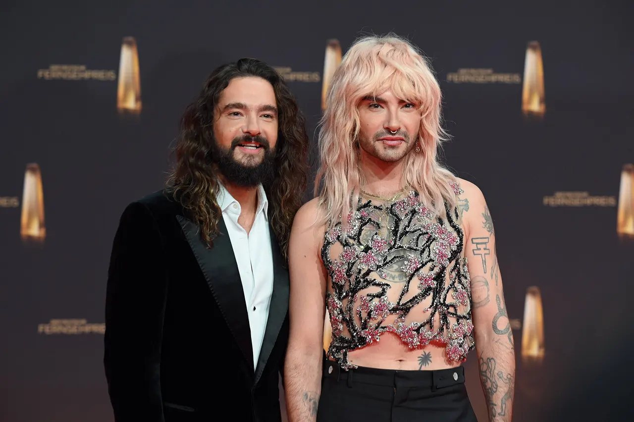 bill-tom-kaulitz-sorge-mama-imago765202890 Bill und Tom Kaulitz posieren auf dem roten Teppich. - Foto: IMAGO / Future Image