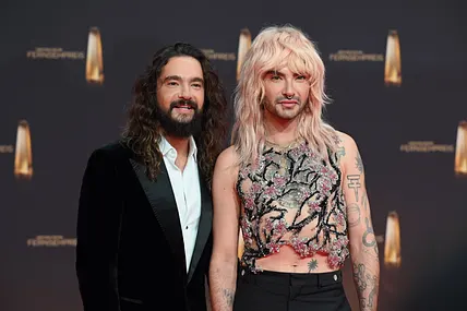 Bill und Tom Kaulitz posieren auf dem roten Teppich.
