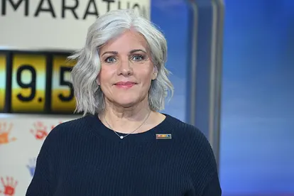 Birgit Schrowange schaut in die Kamera und hat ein leichtes Lächelns auf den Lippen.