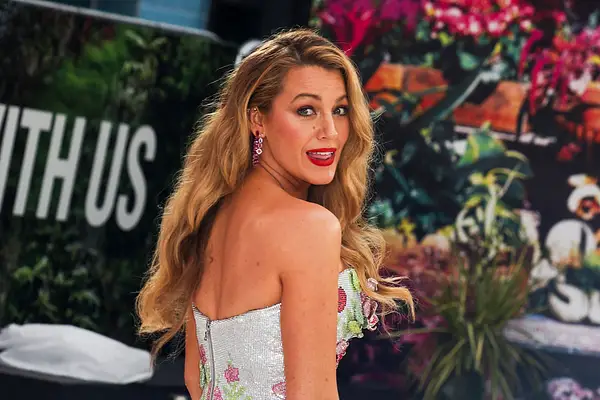 Blake Lively posiert im Korsagenkleid auf dem roten Teppich.