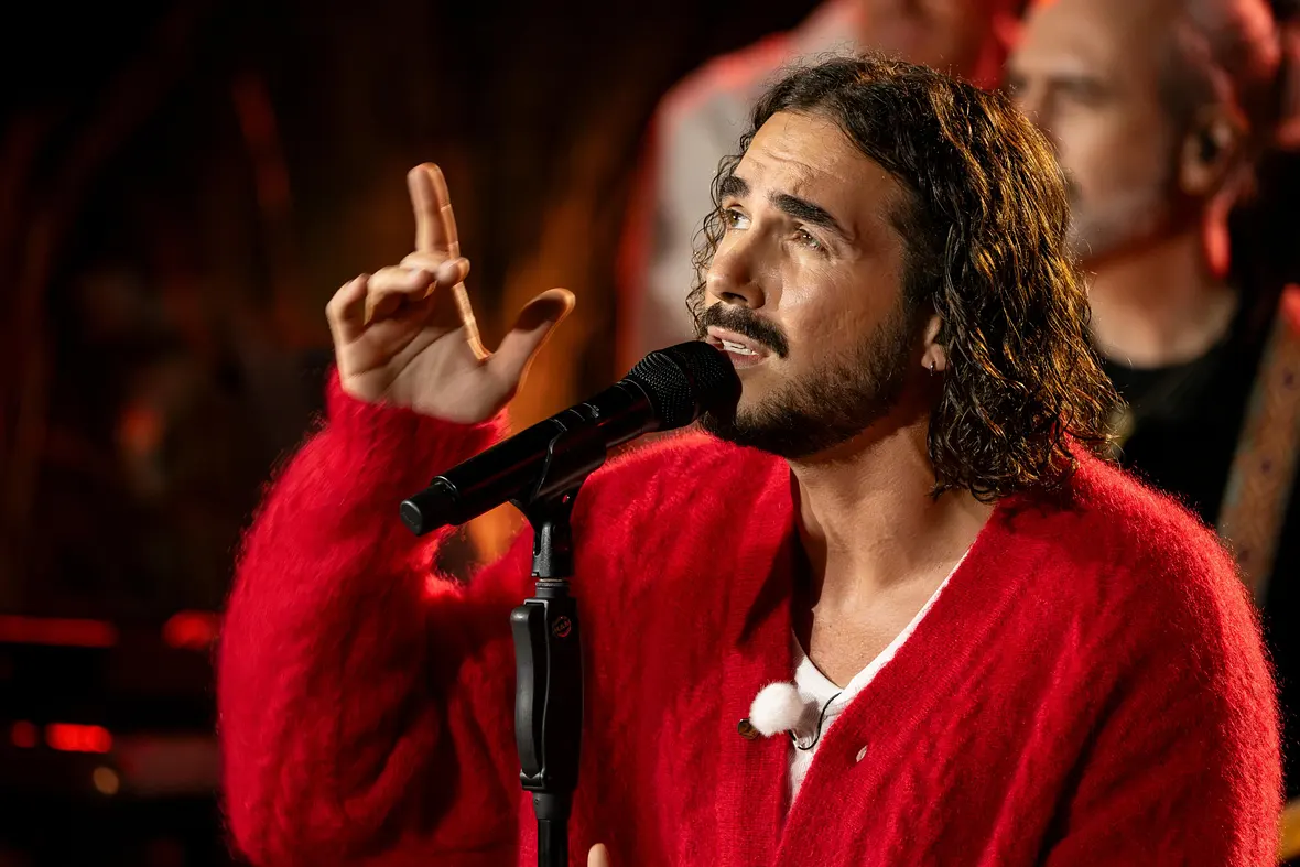 Bojan "Boki" Kalajdzic singt mit nach oben gerichtetem Blick bei "Sing meinen Song" 2025. Bojan "Boki" Kalajdzic singt mit nach oben gerichtetem Blick bei "Sing meinen Song" 2025.
