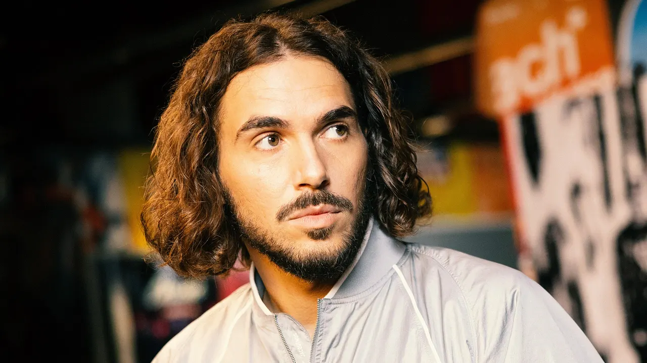 Bojan "Boki" Kalajdzic ist Frontsänger von ClockClock Bojan Boki Kalajdzic, der Frontsänger von ClockClock, schaut nachdenklich nach rechts. - Foto: RTL / Boris Breuer