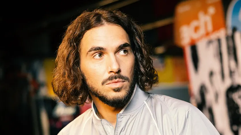 Bojan "Boki" Kalajdzic, der Frontsänger von ClockClock, schaut nachdenklich nach rechts.