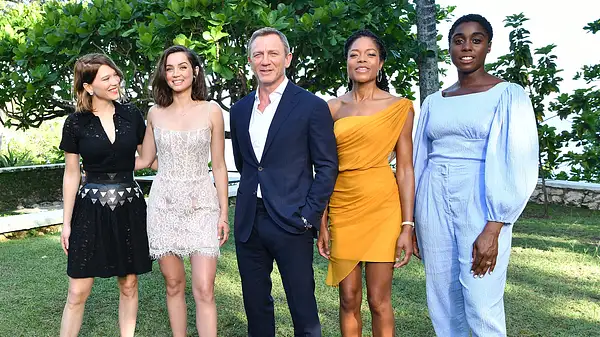 Lea Seydoux, Ana de Armas, Daniel Craig, Naomie Harris und Lashana Lynch