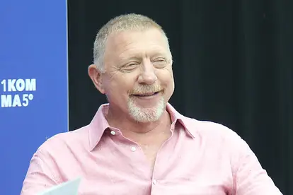 Boris Becker lächelt happy bei einem Interview.