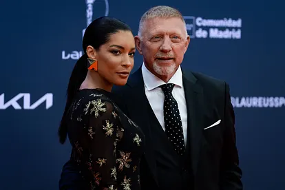Boris Becker und seine Frau Lilian stehen ganz in schwarz auf dem Roten Teppich.