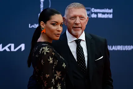 Boris Becker und seine Frau Lilian stehen ganz in schwarz auf dem Roten Teppich.