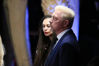 Ein Foto aus alten Tagen von Lilly und Boris Becker. Sie stehen mit ernster Miene nebeneinander.