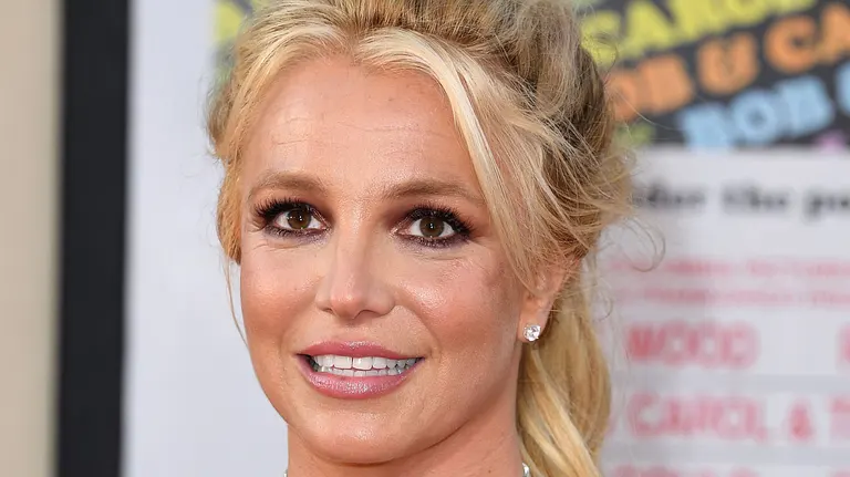 Britney lächelt