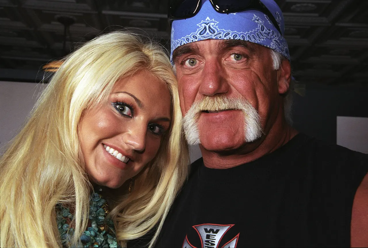 Brooke Hogan blick in die Kamera mit Papa Hulk Hogan - Foto:  IMAGO / ZUMA Press Wire