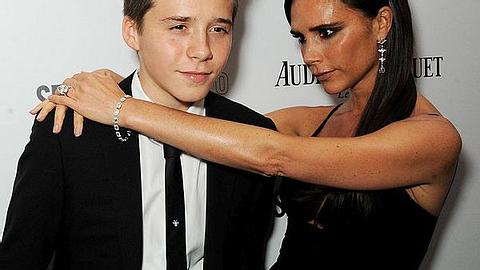 Brooklyn Beckham muss seine betrunkene Mutter Victoria stützen - Foto: Getty Images