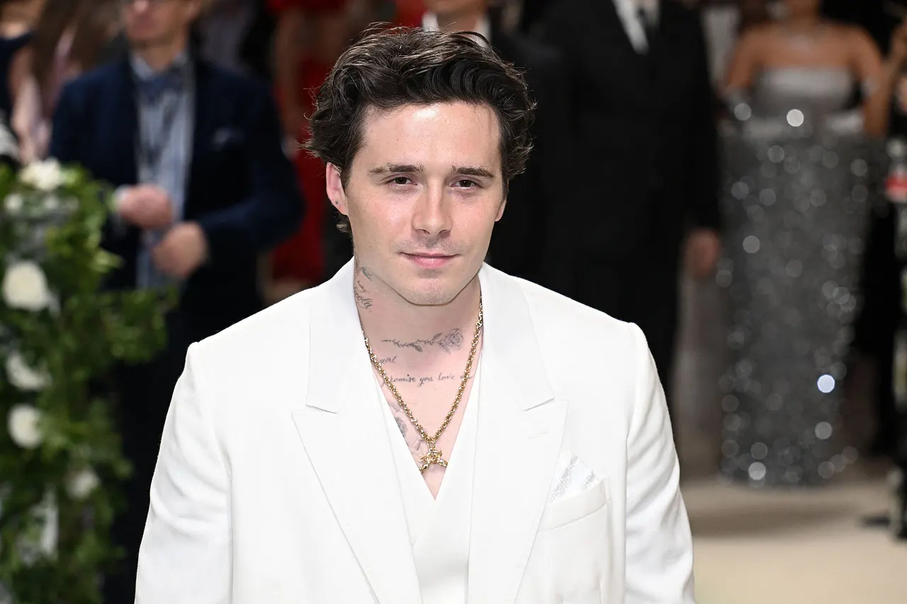 brooklyn-beckham-zoff-familie-imago472961957 Brooklyn Beckham posiert in einem weißen Blazer für die Kameras. Seine Familie bereitet ihm derzeit Kopfschmerzen. - Foto: IMAGO / ABACAPRESS