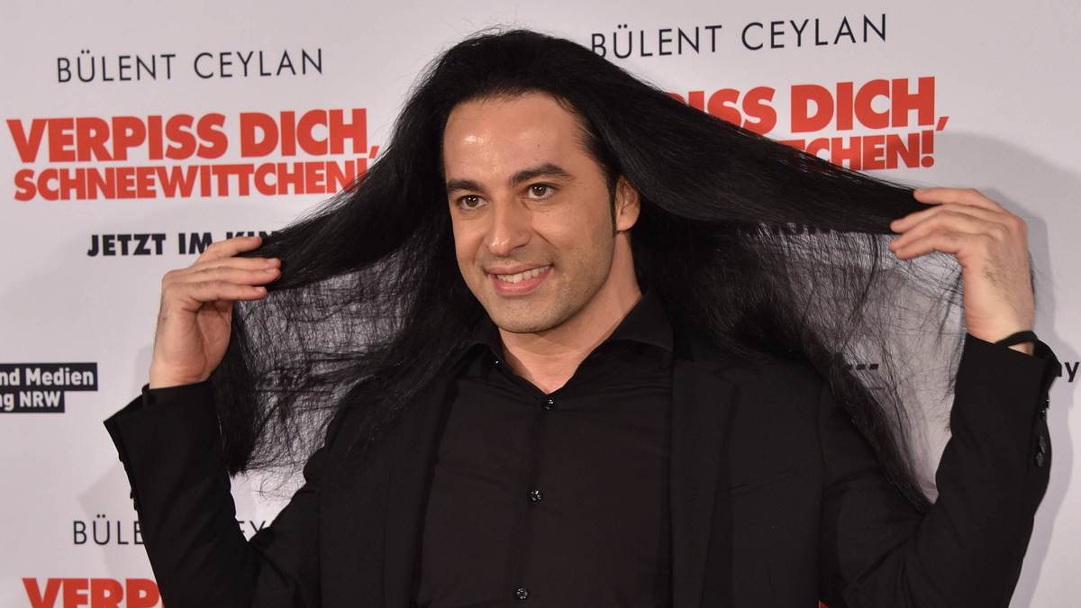 Bülent Ceylan mit langen Haaren