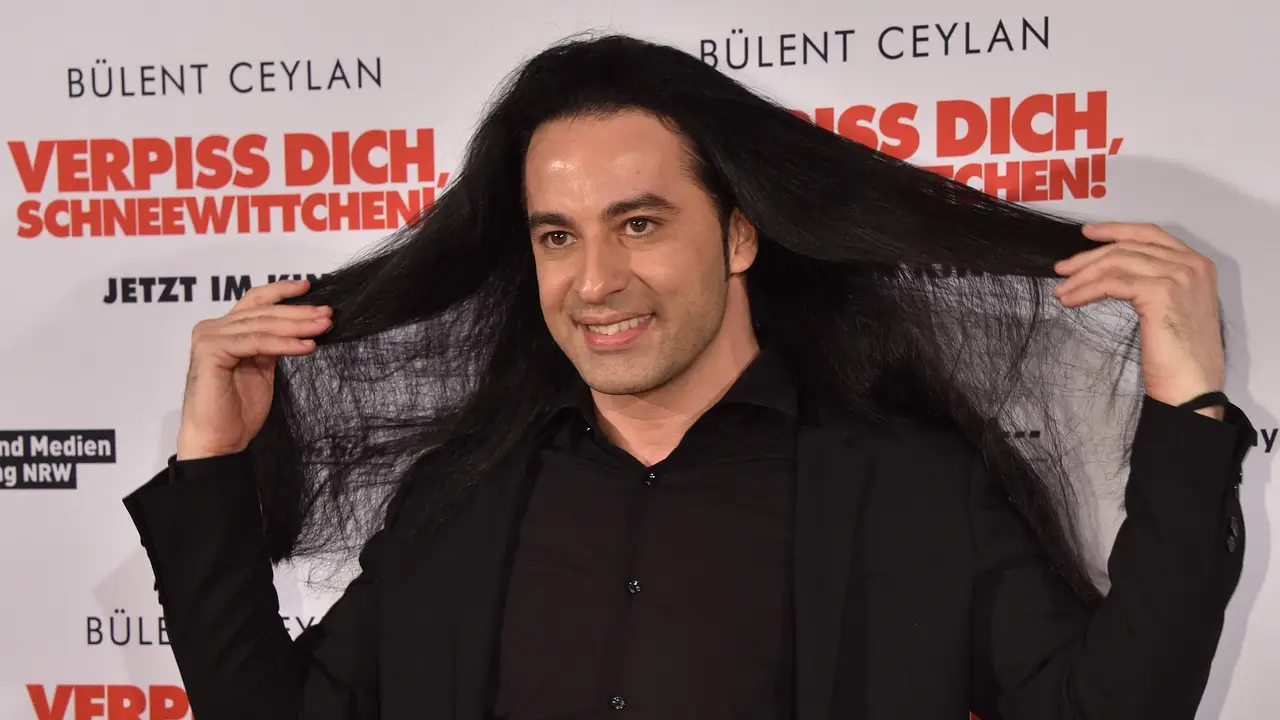 Bülent Ceylan mit langen Haaren Bülent Ceylan mit langen Haaren - Foto: Imago
