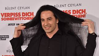 Bülent Ceylan mit langen Haaren - Foto: Imago