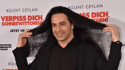 Bülent Ceylan mit langen Haaren