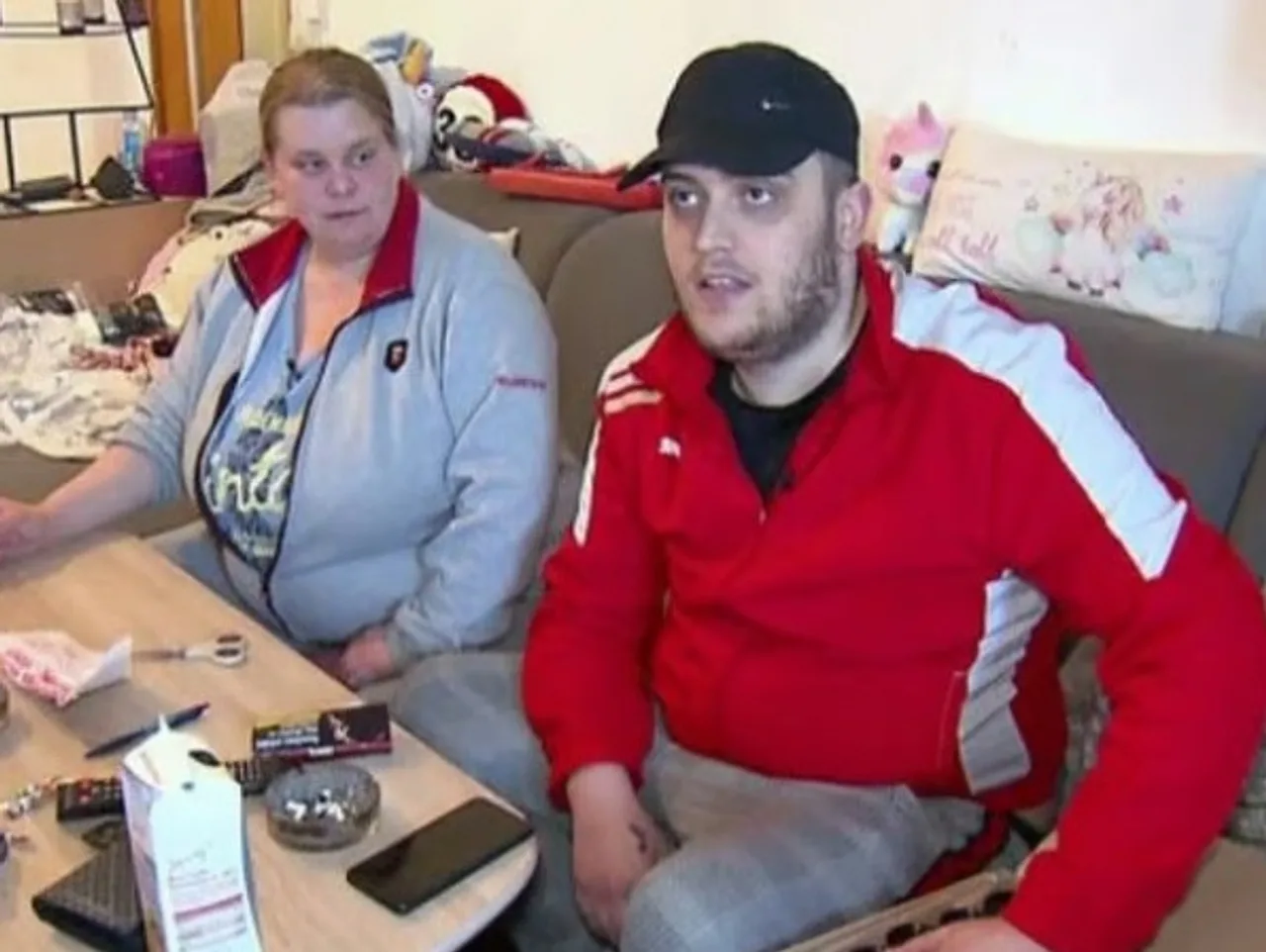Zwei Darsteller der Sendung „Hartz und herzlich“ sitzen auf einem Sofa.