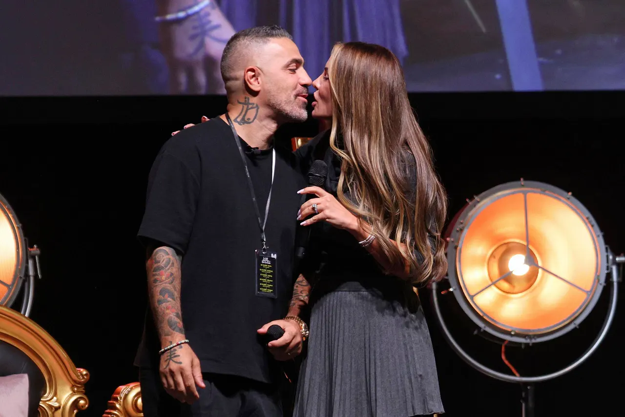 Bushido und Anna-Maria Ferchichi setzen auf einer Bühne zum Kuss an. Beide tragen dunkle Klamotten. - Foto: IMAGO / Berlinfoto