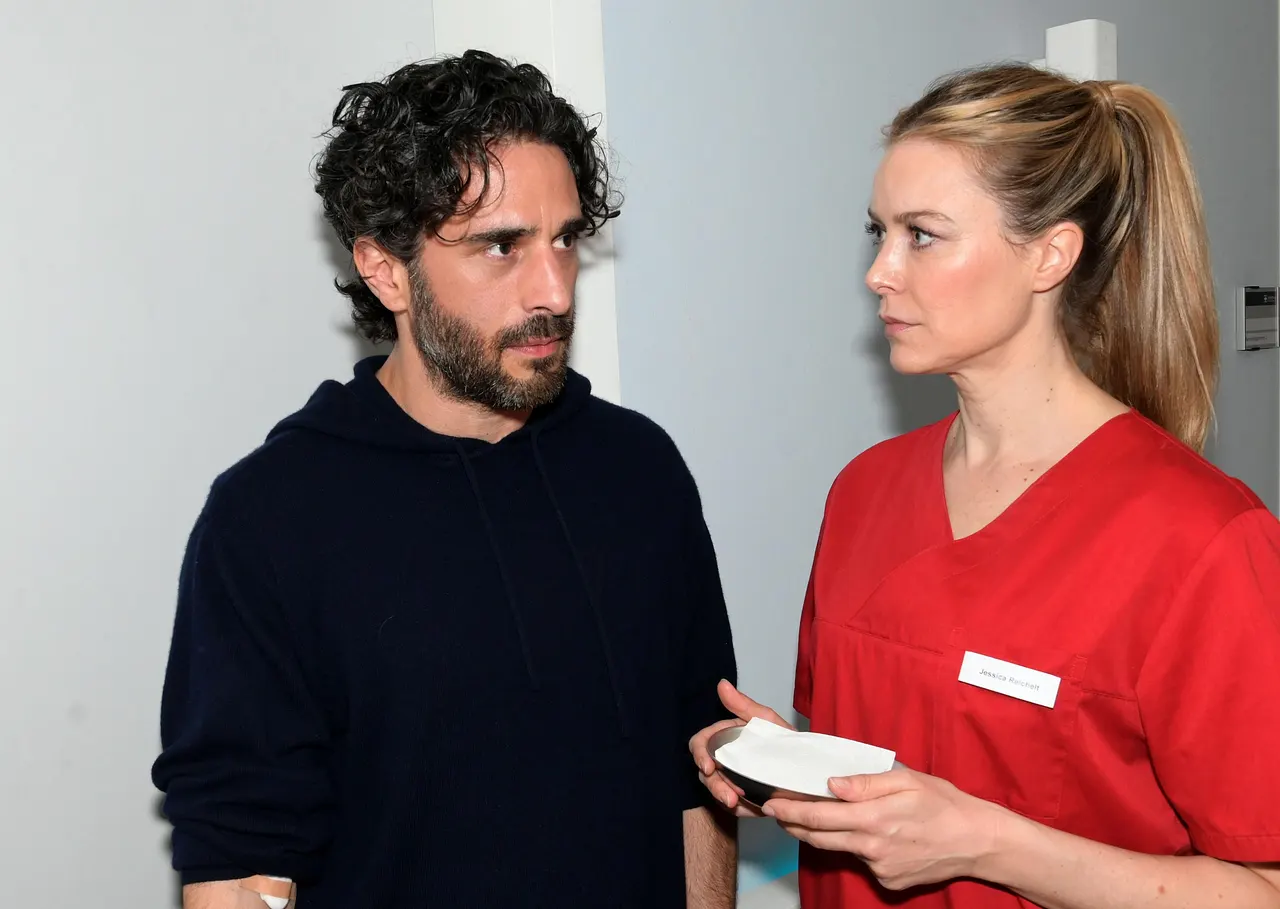 Tobias mit verzweifeltem Blick, Jessica schaut ihn ernst an. - Foto: RTL/Rolf Baumgartner