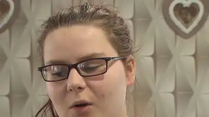 Calantha Wollny blickt besorgt nach unten 