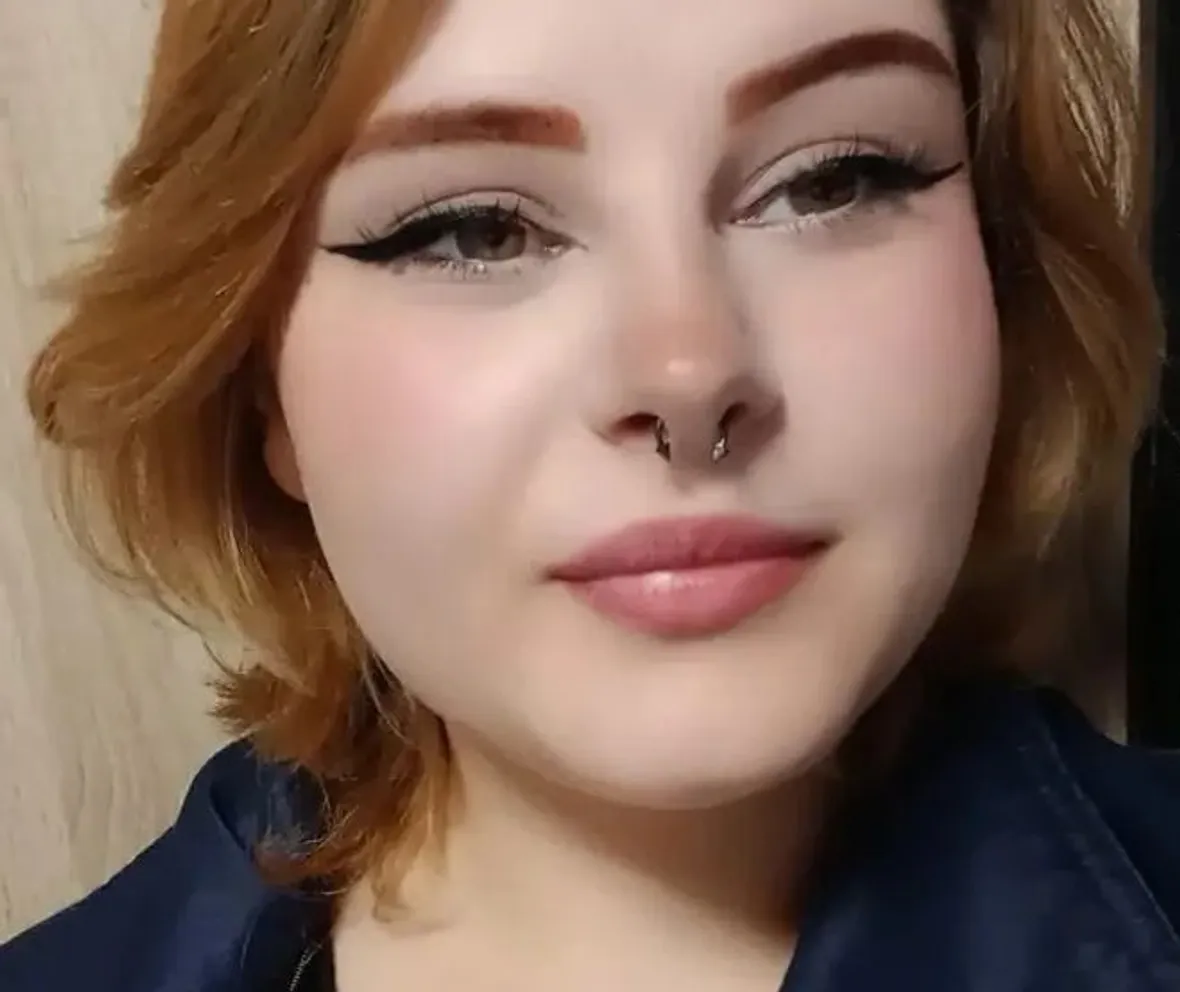 Calantha Wollny trägt die Haare kurz und rot, schminkt sich stark und auffällig Calantha Wollny trägt die Haare kurz und rot, schminkt sich stark und auffällig