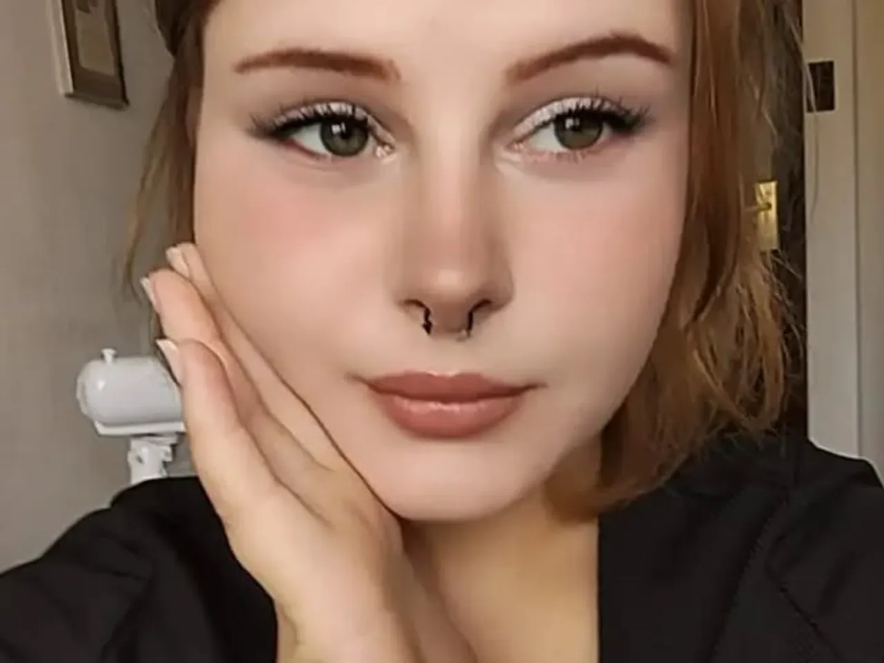 calantha-wollny-statement-polizeiliche-suche Calantha Wollny posiert mit Nasenring, Lippenstift und geschminkten Augen für die Kamera. Trotz angeblicher polizeilicher Suche gibt sie sich entspannt.