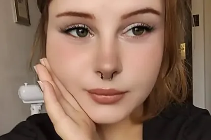 Calantha Wollny posiert mit Nasenring, Lippenstift und geschminkten Augen für die Kamera. Trotz angeblicher polizeilicher Suche gibt sie sich entspannt. 