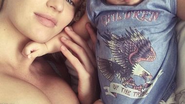 Candice Swanepoel zeigt sich beim Stillen ihres Sohnes - Foto: Instagram/ angelcandices