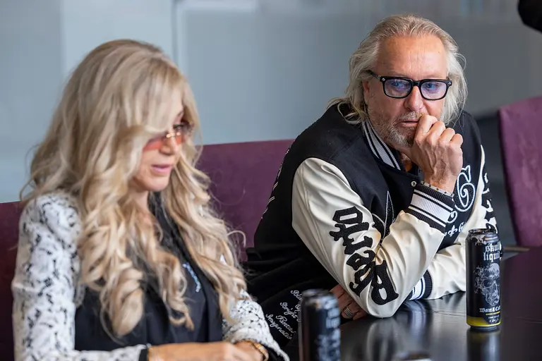 Robert und Carmen Geiss sitzen nebeneinander und schauen nachdenklich.