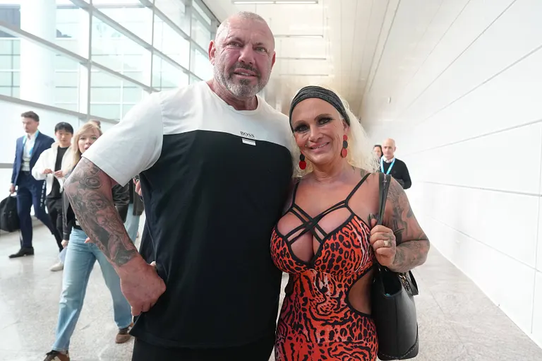 Caro Robens: Plant sie weitere Beauty-OP? Caro und Andreas Robens bei der FIBO 2026.