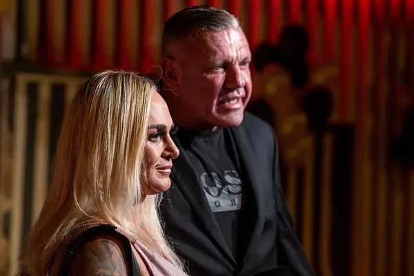 Caro und Andreas Robens posieren auf dem roten Teppich.