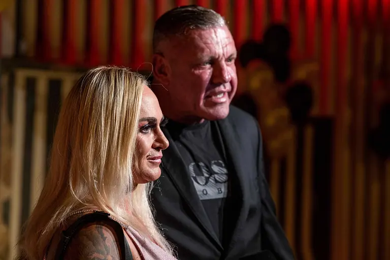 Caro und Andreas Robens posieren auf dem roten Teppich.