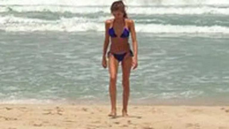 Cathy Fischer im Bikini am Strand