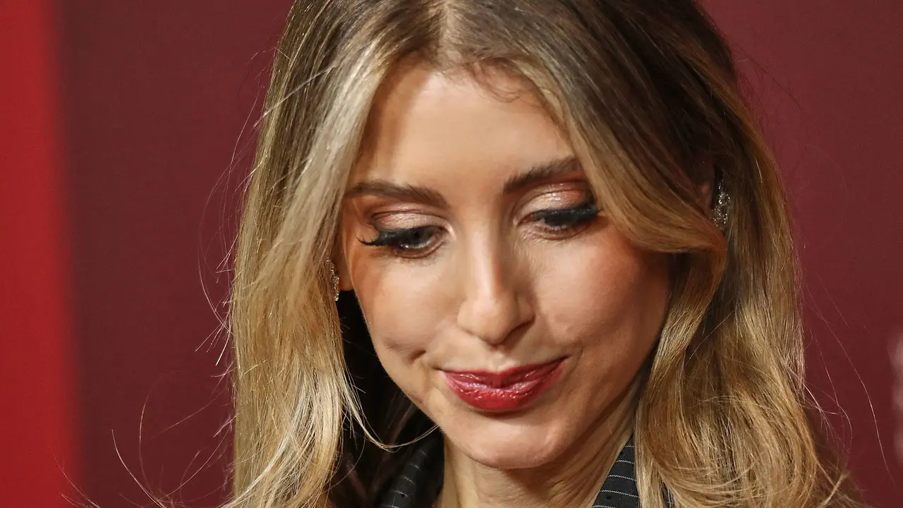 Cathy Hummels Instagram-Account wurde gehackt Cathy Hummels schaut betroffen zu Boden! Nach einem Hackerangriff erntet sie Spott - Foto: IMAGO / dts Nachrichtenagentur