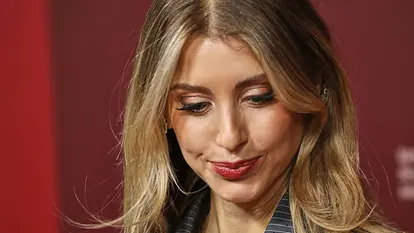 Cathy Hummels schaut betroffen zu Boden! Nach einem Hackerangriff erntet sie Spott