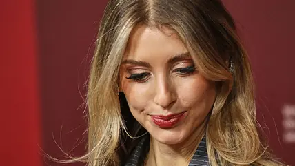 Cathy Hummels schaut betroffen zu Boden! Nach einem Hackerangriff erntet sie Spott