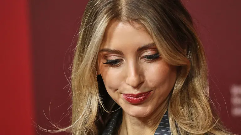 Cathy Hummels schaut betroffen zu Boden! Nach einem Hackerangriff erntet sie Spott
