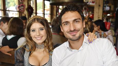 Cathy und Mats Hummels - Foto: IMAGO/ HJS