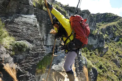 Cecilia Asoro in krasser Höhe: Gesichert an ein einziges Seil klettert sie zwischen zwei Felsen in den neuseeländischen Bergen. "The Summit" ist nichts für schwache Nerven!