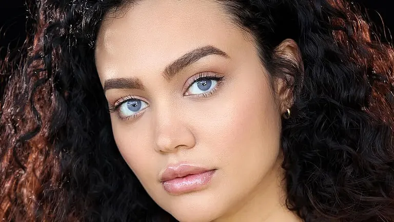 Chanel Maya posiert bei einem Fotoshooting