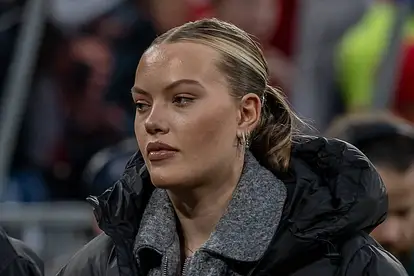 Cheyenne Ochsenknecht sieht ernst und in Gedanken verloren aus. Auf ihren Vater Uwe ist sie immer noch wütend.