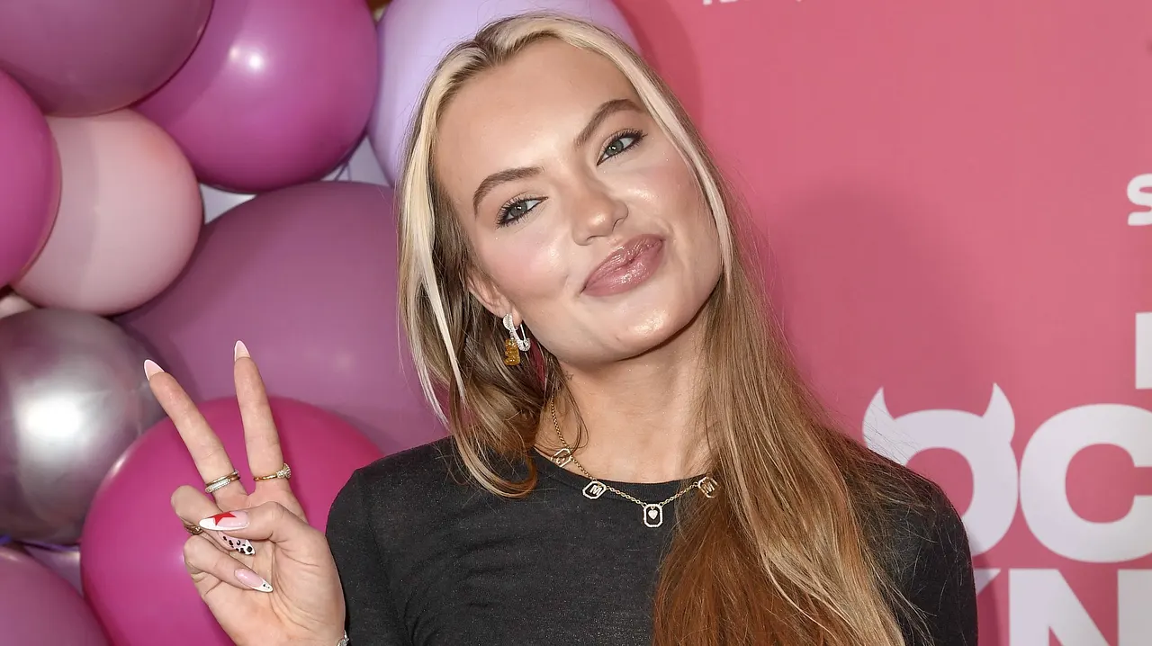 Cheyenne Ochsenknecht geht neue Wege in der Modebranche Cheyenne Ochsenknecht beim Presseevent zu Diese Ochsenknechts. Rosa Hintergrund, Cheyenne trägt ein schwarzes Shirt und macht ein Peace Zeichen. Sie trägt die Haare glatt und offen, die vorderen Strähnen sind platinblond gefärbt - Foto: IMAGO / Eventpress