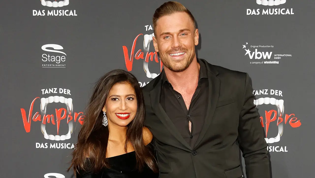 Eva Benetatou & Chris Broy Evanthia Eva Benetatou mit Freund Chris auf dem roten Teppich bei der Premiere von Tanz der Vampire - Das Musical im Sta - Foto: imago images/Eventpress
