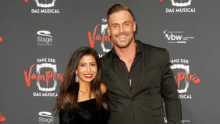 Evanthia Eva Benetatou mit Freund Chris auf dem roten Teppich bei der Premiere von Tanz der Vampire - Das Musical im Sta