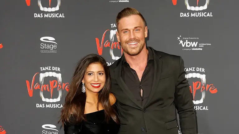 Evanthia Eva Benetatou mit Freund Chris auf dem roten Teppich bei der Premiere von Tanz der Vampire - Das Musical im Sta