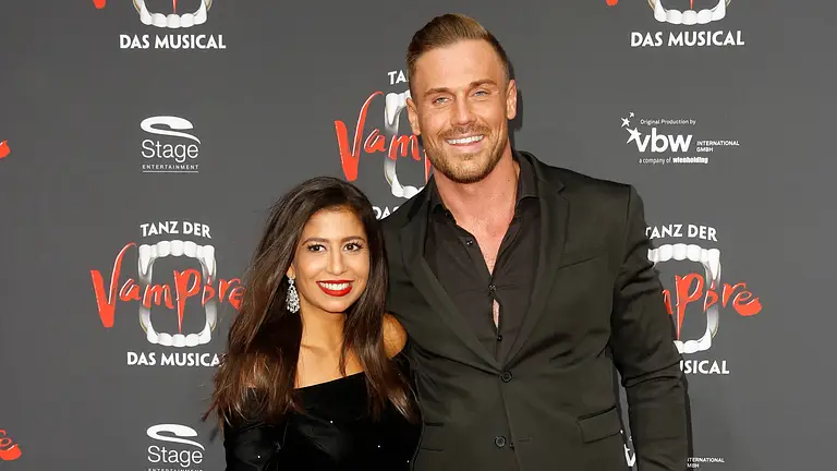 Evanthia Eva Benetatou mit Freund Chris auf dem roten Teppich bei der Premiere von Tanz der Vampire - Das Musical im Sta